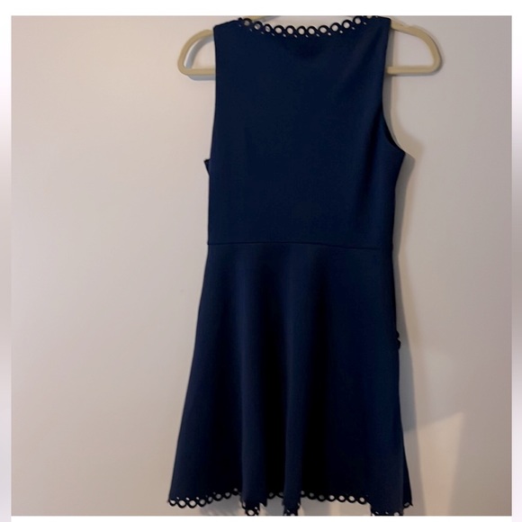 Womens Susana Monaco Fit Flare Navy Dress Laser cut Trim @ Vneck Pockets Hem Sz6 - Picture 2 of 5